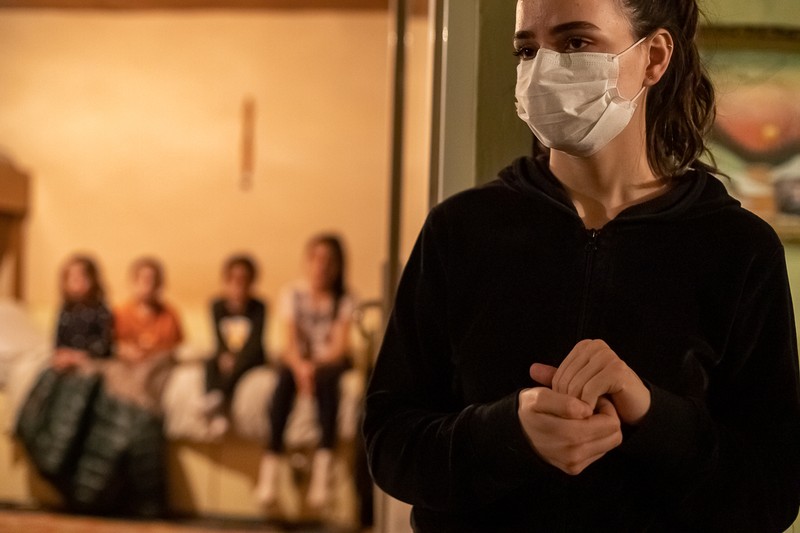 Maria, voluntar la Şansa Ta, a ajutat la descărcat cutiile cu lapte