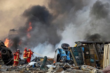Mai mulți pompieri încearcă să stingă flăcările în urma exploziilor care au zguduit Beirutul | Foto: EPA