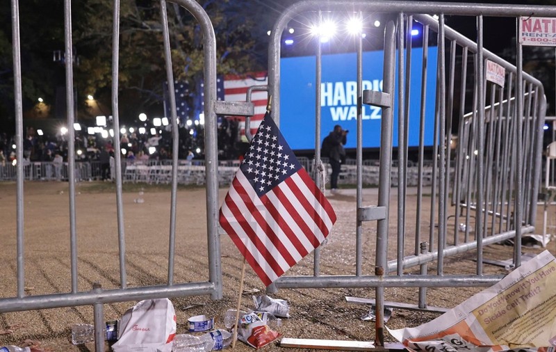 Gunoaie și steaguri abandonate. Imagini din locul în care Kamala Harris ar fi trebuit să-și susțină discursul de după vot