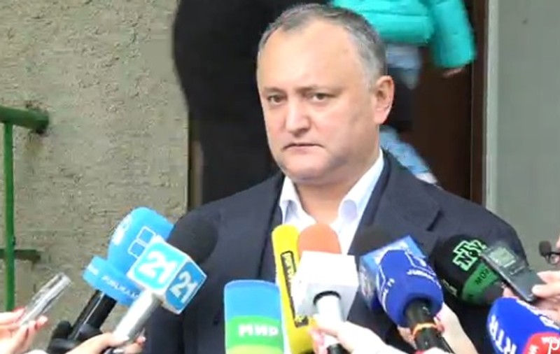 Alegeri prezidențiale în Republica Moldova| Canditatul socialist, Igor Dodon, însoțit de soție și fiul lui