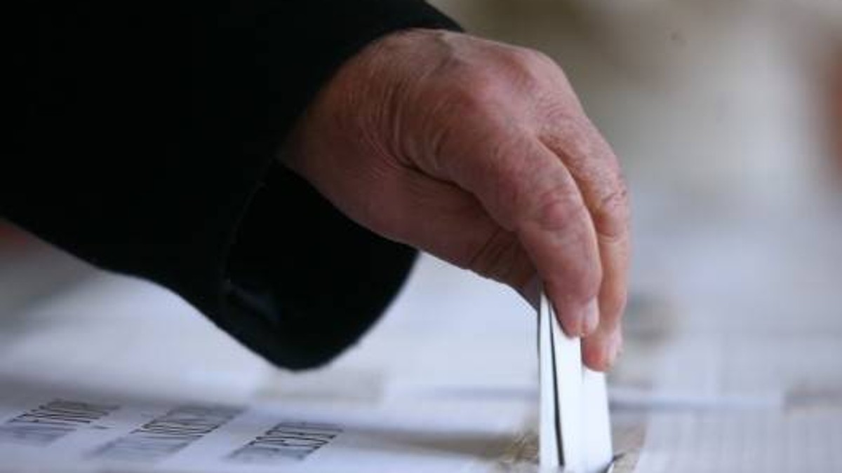 primarii să fie aleși în două tururi de scrutin