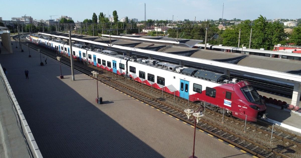Un tren Intercity intră în gada București Nord, iunie 2025