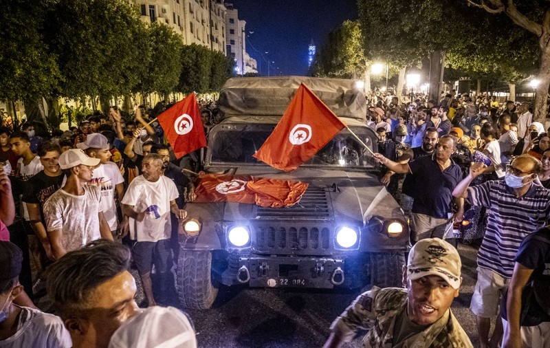 Criză democratică în Tunisia: Președintele a demis premierul și a suspendat parlamentul, pe fondul protestelor violente COVID