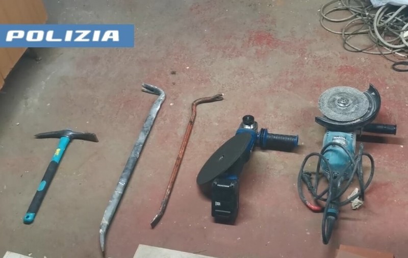 Un hoț profesionist a reușit să fure tablouri de 300.000 de euro dintr-o vilă italiană, dar a fost prins după o greșeală de începător