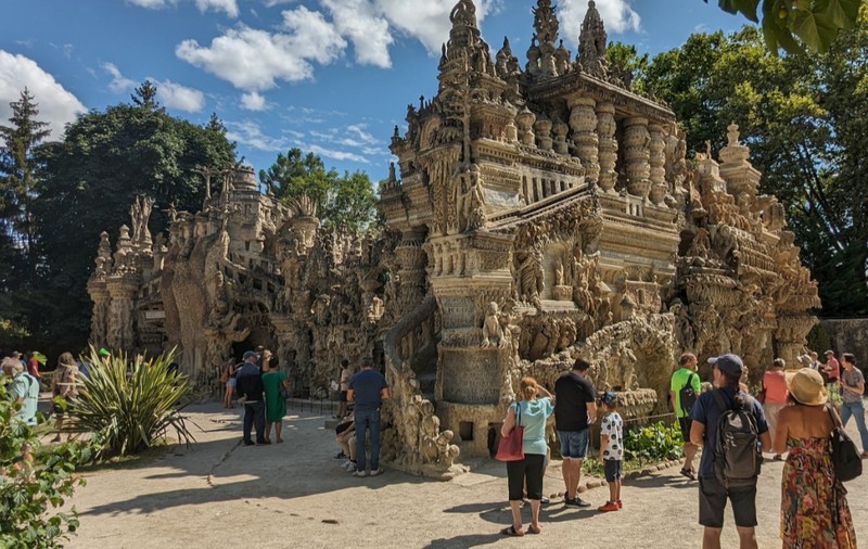 Un poștaș a adunat pietre ciudate timp de 33 de ani și a construit o operă de artă care a ajuns să fie apreciată de Picasso