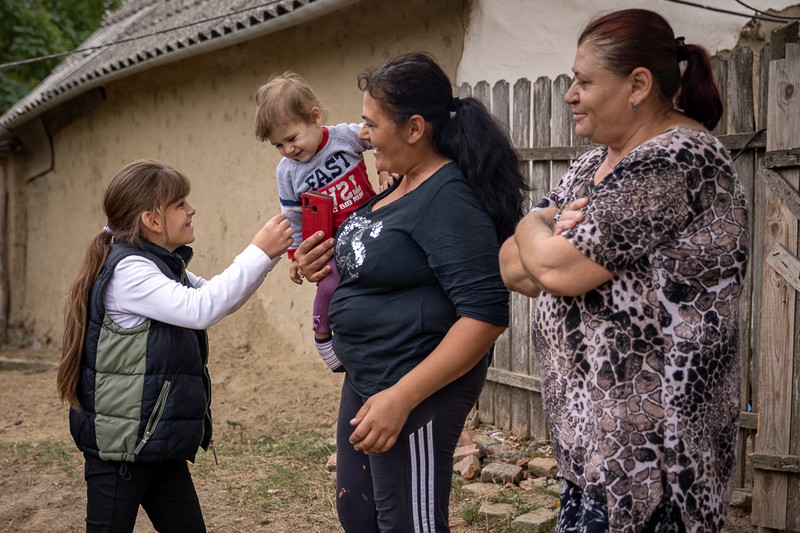 Ioana le e de ajutor şi mamei, şi bunicii, la treburile casei
