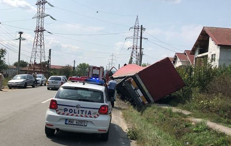 Un TIR cu frigidere s-a răsturnat în șanț, după ce șoferul a fost înțepat de o albină