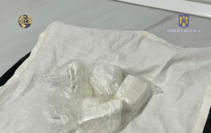 Un italian și un român care vindeau cocaină în Bucureşti şi Caracal, arestați preventiv