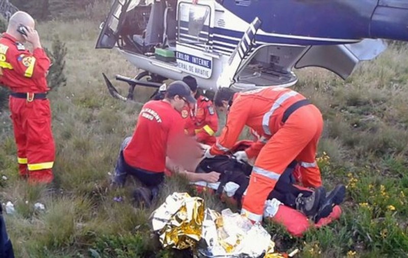 S-a prăbușit cu parapanta în Munții Retezat. Tânărul a fost rănit grav
