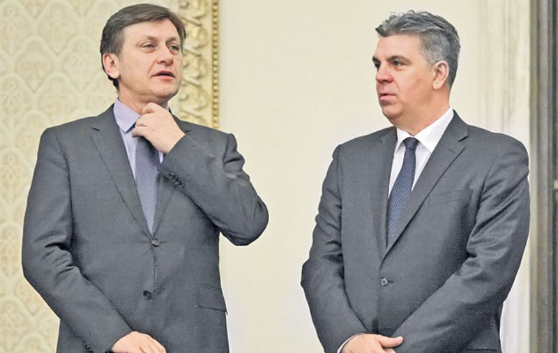 Repetenți la facultate! Valeriu Zgonea şi Crin Antonescu și-au încheiat studiile superioare în opt și, respectiv, șapte ani