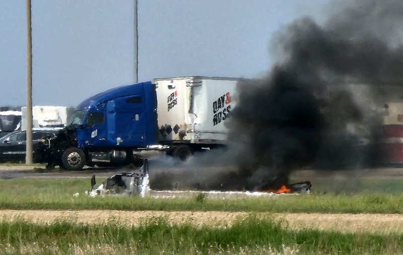 15 morți în Canada, în cel mai grav accident rutier din ultimii ani. Un autocar în care erau vârstnici, impact frontal cu un camion