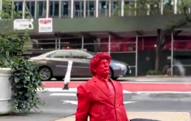 Donald Trump în varianta roșu aprins: imagine cu sculptura care iese dintr-o gură de canal