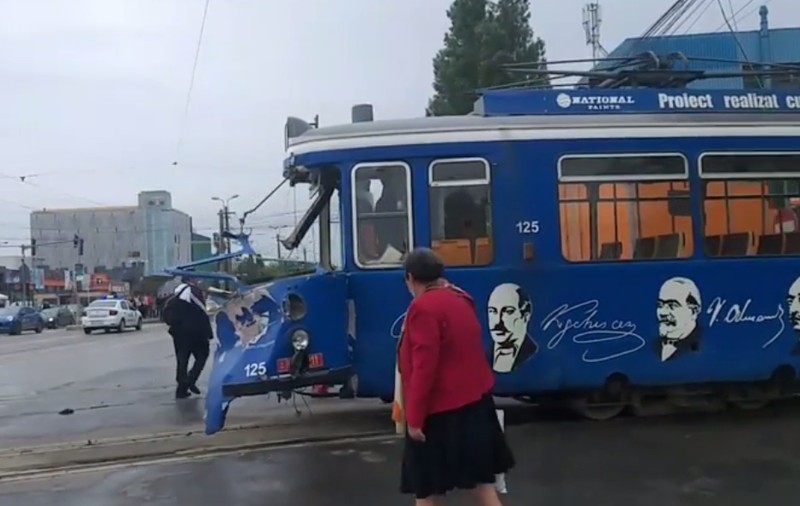 Un tramvai a fost lovit violent de un TIR, în Iași. "Vatmanul a ştiut să reacţioneze"