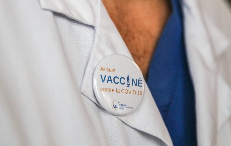 Un medic din Franța a fost reținut, după ce a vândut cel puțin 220 de certificate verzi false cu 1.000 de euro bucata