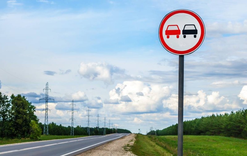 Situațiile în care șoferii pot depăși pe linia continuă, potrivit Codului Rutier 2025