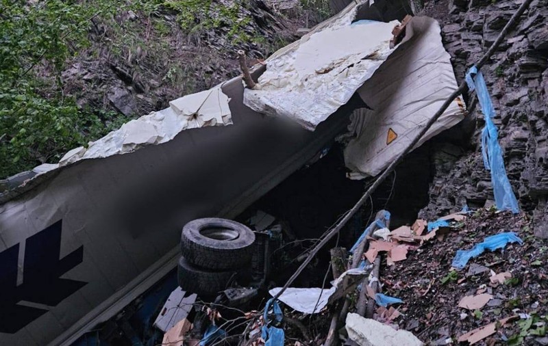 Un TIR a căzut de pe DN1 într-o râpă adâncă de peste 100 de metri, în apropiere de Sinaia