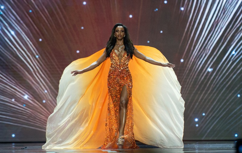 Miss Jamaica a căzut de pe scenă și a fost dusă pe targă la spital în timpul concursului Miss Universe