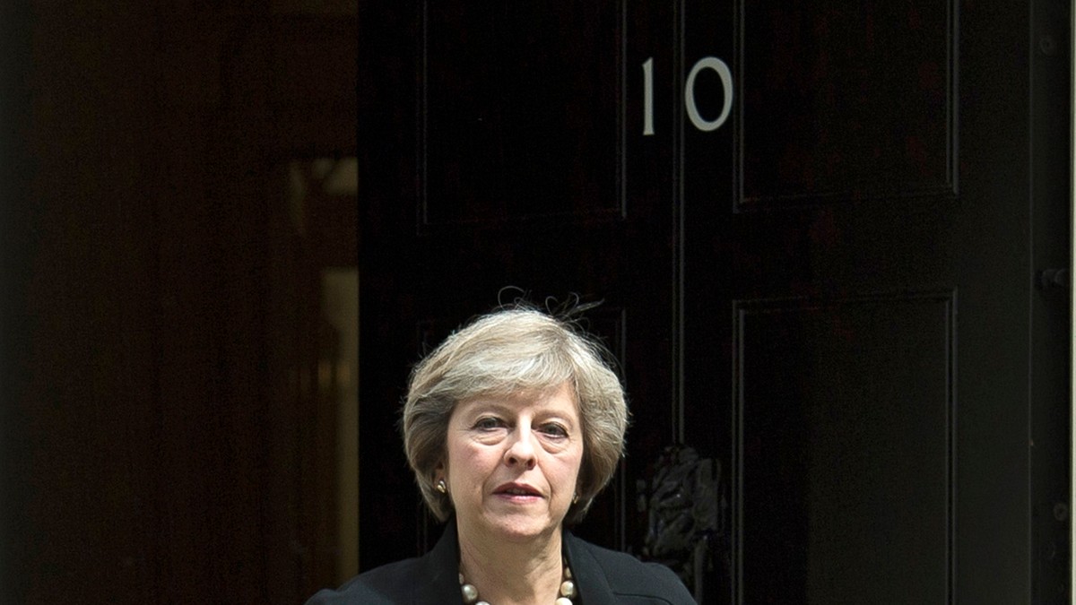 Charlie Hebdo a decapitat-o pe Theresa May