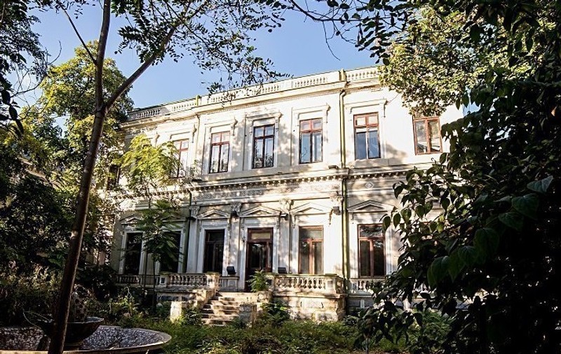 Palatul Cantacuzino, casa lui Nicolae Iorga și biblioteca Ambasadei Americane, câteva dintre clădirile monument istoric scoase la vânzare în București. Iată cât costă