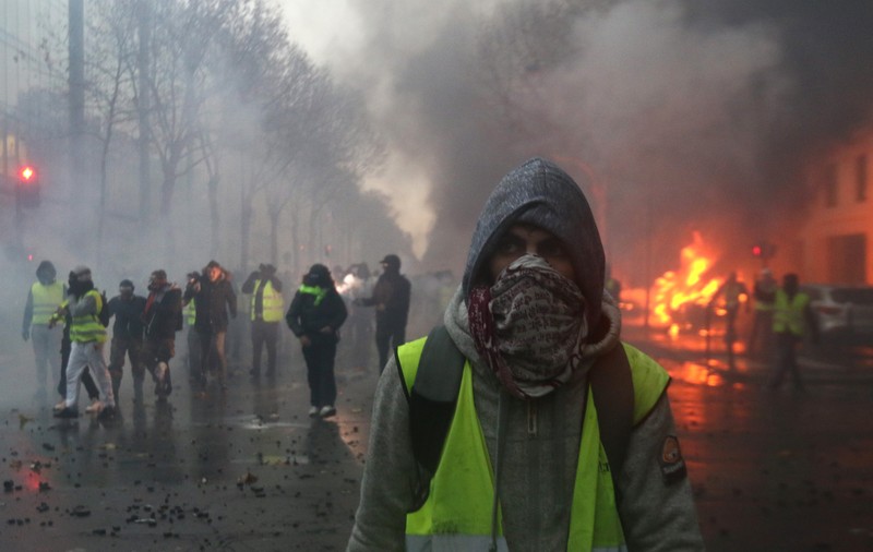 Peste 150 de copii, arestați de forțele de ordine în Franța. Imagini șocante cu elevi puși să stea în genunchi și cu mâinile la ceafă / VIDEO