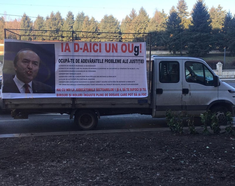 UPDATE. FOTO și VIDEO | Câțiva protestatari au aruncat cu ouă în sediul Ministerului Justiției. Cei patru au fost amendați
