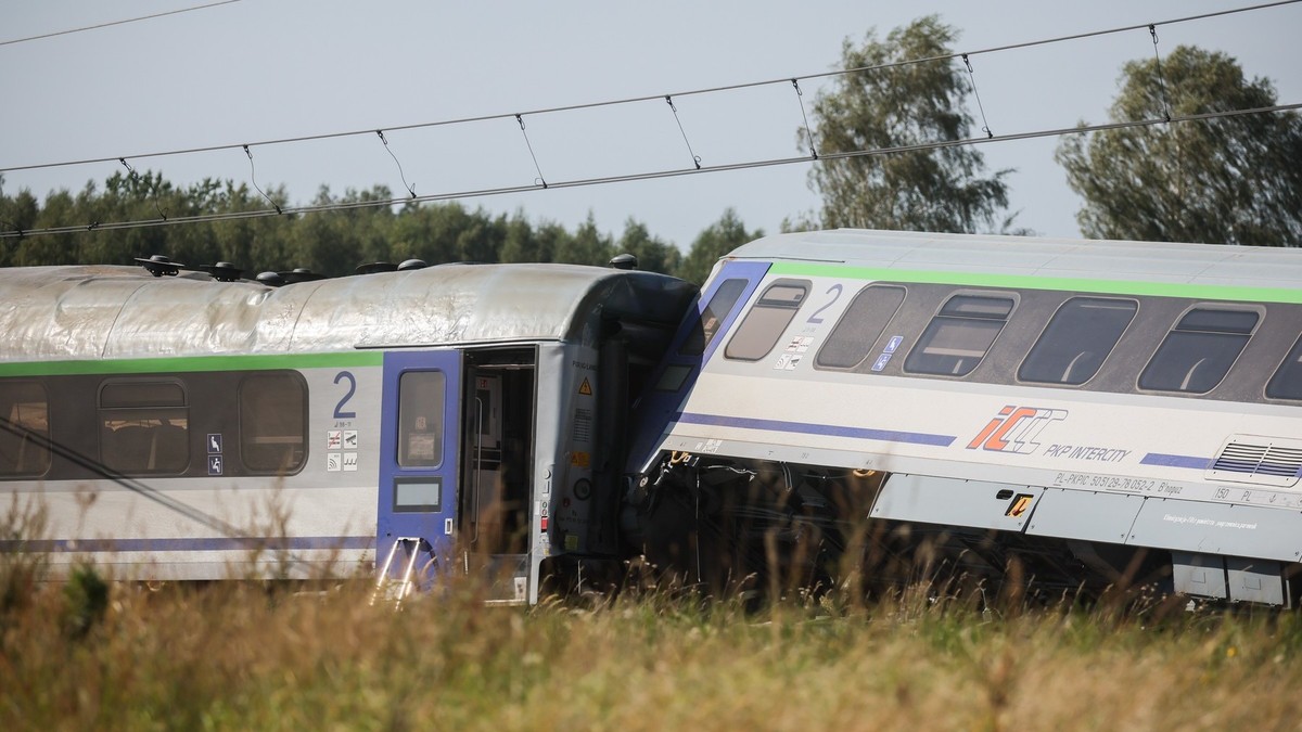 Tren InterCity deraiat la Sokolniki Suche, Polonia, după ce a fost lovit de o betonieră Sursa foto: Profimedia