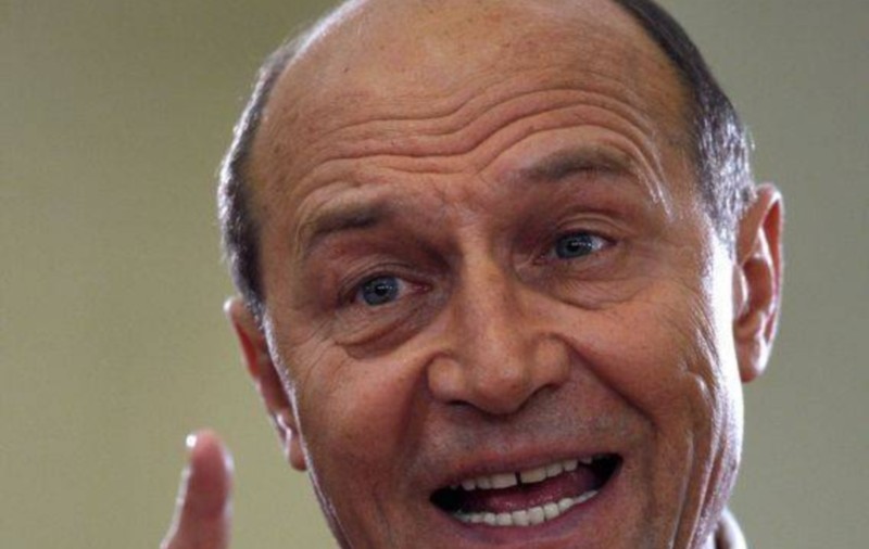 Traian Băsescu AVERTIZEAZĂ: "CREŞTE RISCUL SĂ AMÂNĂM PLATA PENSIILOR". Preşedintele a cerut reexaminarea legii pentru reducerea CAS