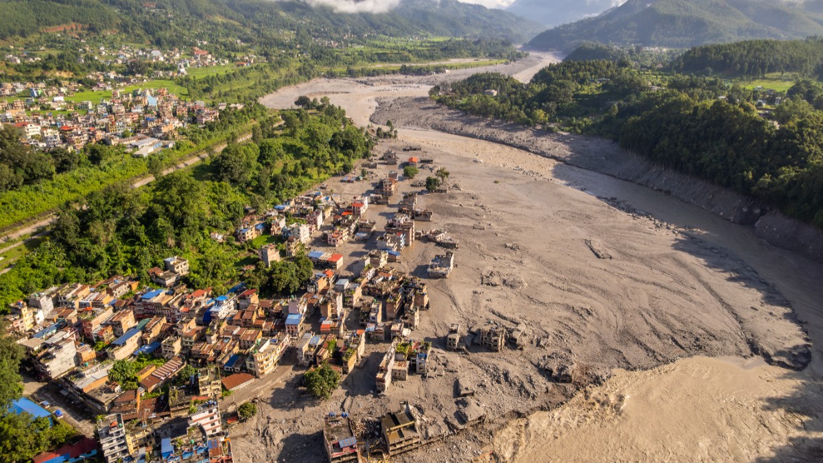O întreagă vale din Nepal a fost inundată, clădiri înregi se vede cum au fost luate de viitură și de valurile de nămol