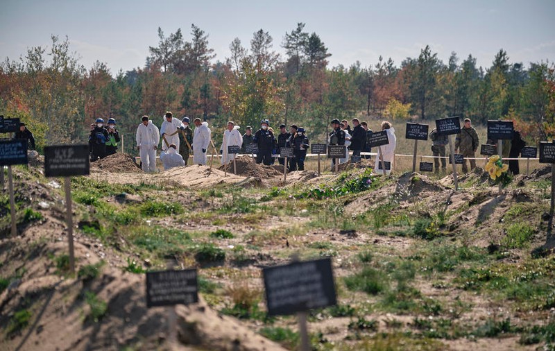 Au fost deshumate primele 20 de cadavre din mormintele improvizate în orașul Lîman, recent recucerit de ucraineni