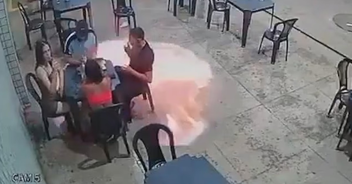Momentul în care bărbatul își aprinde o țigară.