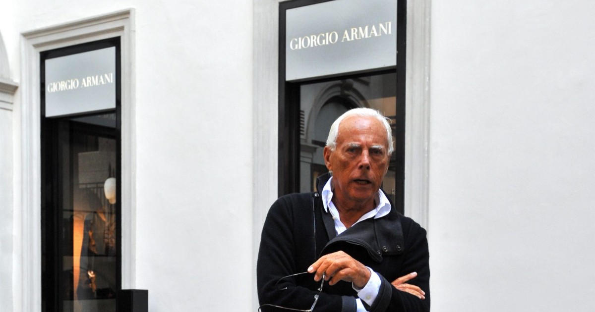 Giorgio Armani în fața unui magazin Giorgio Armani pe 16.09.2008