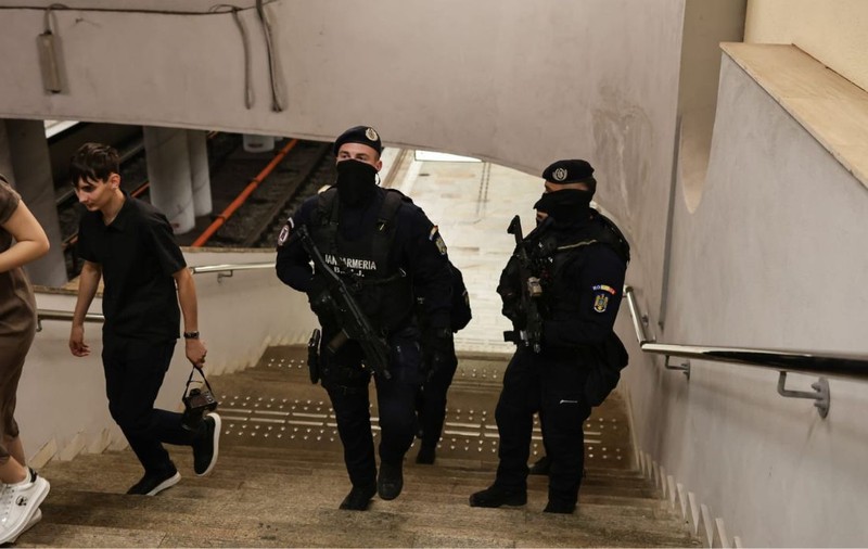 Trei fete au fost lovite de un bărbat în tramvaiul 32 din București: jandarmii au intervenit pentru a-l opri