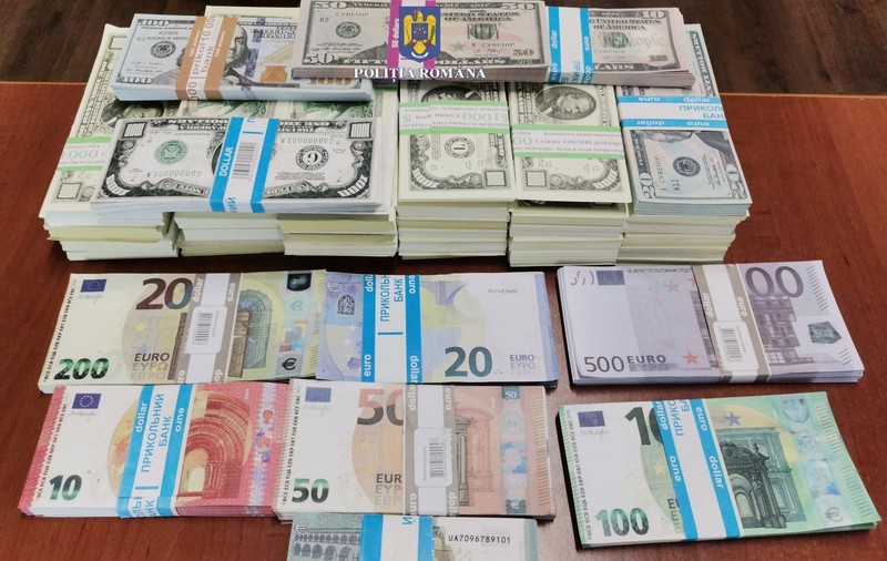 Aproape trei milioane de dolari falși, găsiți în Suceava. Trei tineri, acuzați că încercau să pună banii în circulație