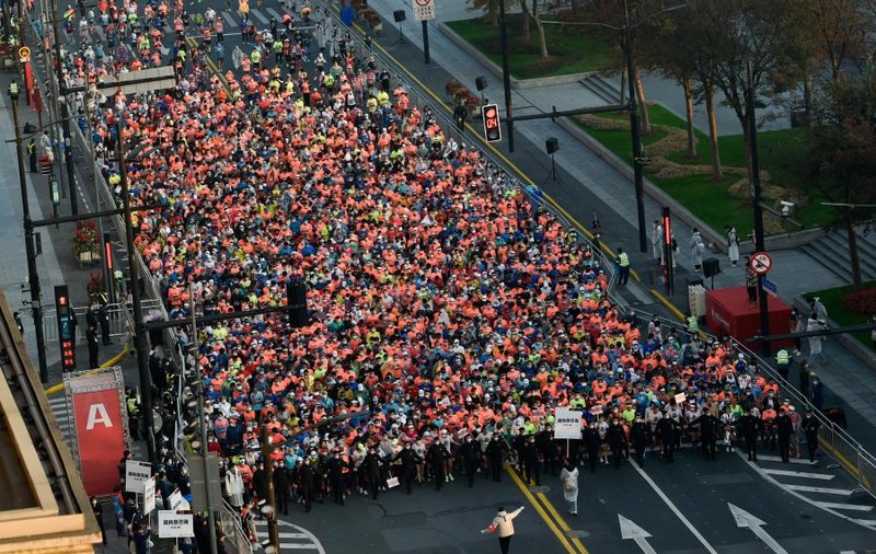 China sfidează pandemia de coronavirus. Circa 30.000 de oameni au participat duminică la curse de maraton