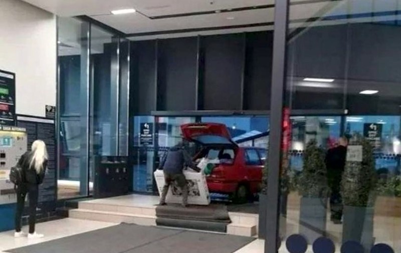 Un șofer din Constanța a intrat cu mașina pe ușile mall-ului, ca să nu i se ude televizorul