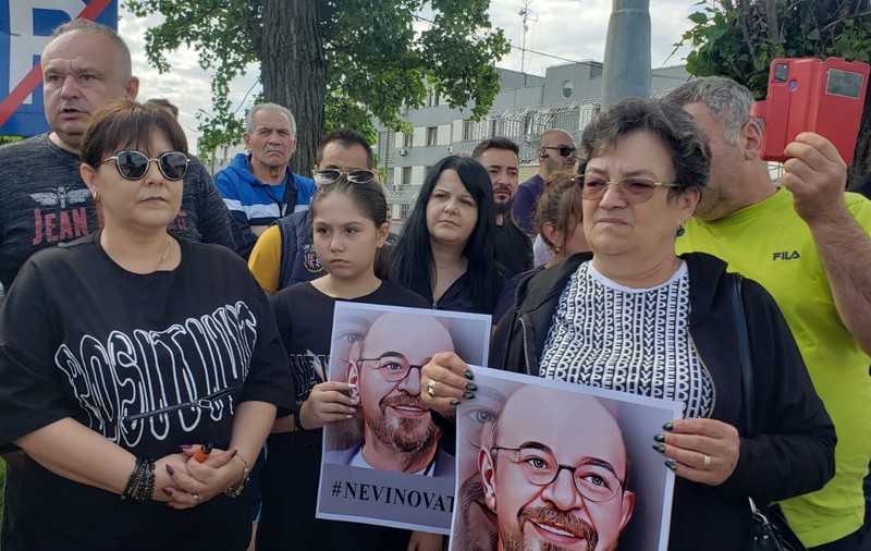 Protest la poarta penitenciarului Rahova în favoarea lui Piedone. Mesaj surpriză pe una dintre pancarte