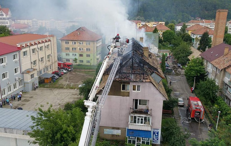 Incendiu violent în Piatra Neamț. Acoperișul unui bloc s-a făcut scrum
