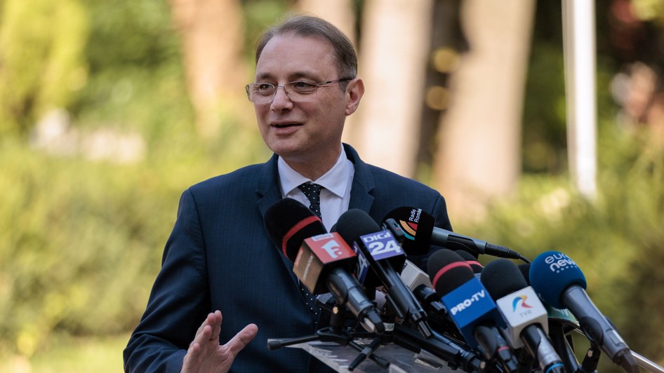 Luca Niculescu s-a arătat optimist că guvernul condus de el va trece de votul din Parlament. Foto: Hepta.