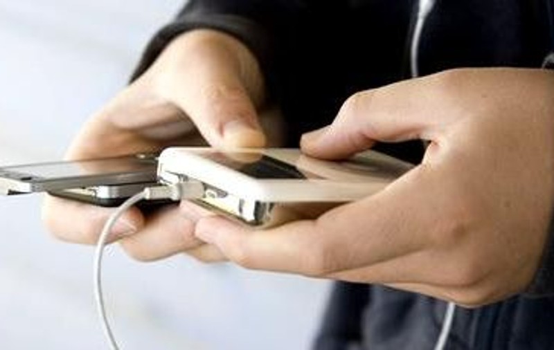 A murit electrocutat după ce și-a folosit telefonul mobil lăsat la încărcat