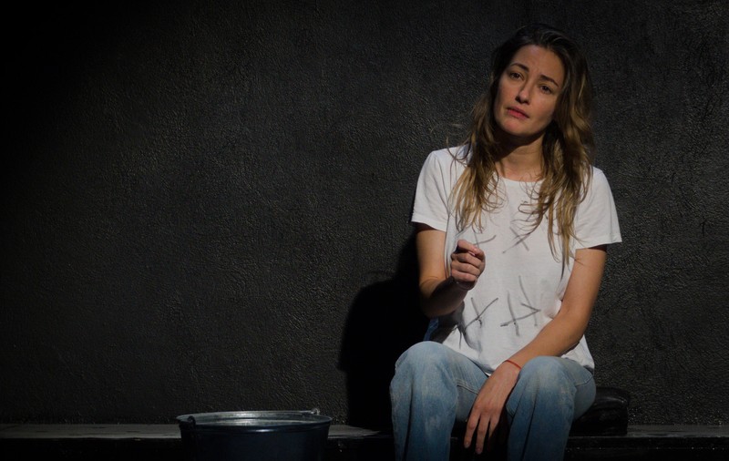 Actrița Raluca Aprodu, singură pe scenă într-o piesă cu impact emoțional puternic: „Nu mergem la teatru ca să ieșim la fel cum am intrat”