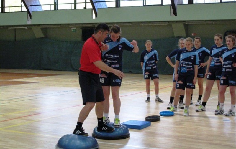 Un lector EHF şi selecţionerul Luxemburgului au jucat handbal cu liceenii din Piatra Neamţ
