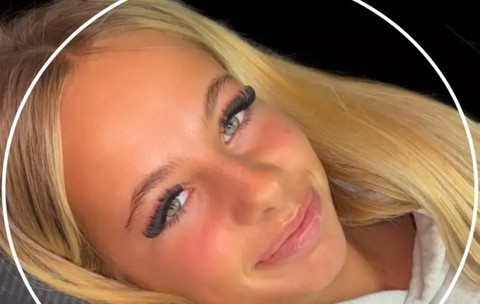 Giulia are 14 ani și e fiica unui politician celebru! Toți românii îi știu pe părinții ei! Sunt faimoși și bogați amândoi, dar pe ea puțină lume a văzut-o. Îți dai seama cu cine seamănă?