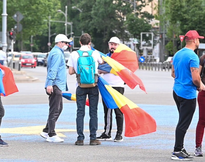UPDATE: Protest în fața Guvernului, în prima zi de stare de alertă, deși mitingurile sunt interzise în această perioadă. Două persoane au fost ridicate de jandarmi