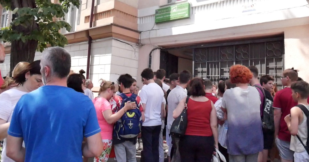 Câte note de 10 au fost obținute la Evaluarea Națională 2018. Părinți și elevi, strânși în fața unui liceu, la proba de matematică