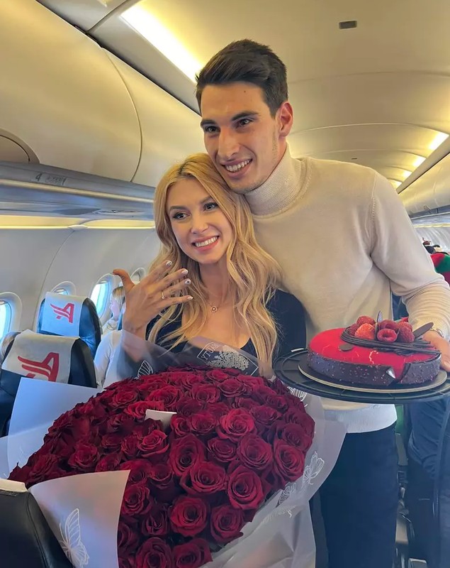 Cu cine s-au întâlnit Victor Cornea și Andreea Bălan după ce artista a fost cerută în căsătorie: „Trebuie să traversăm un lac înghețat”