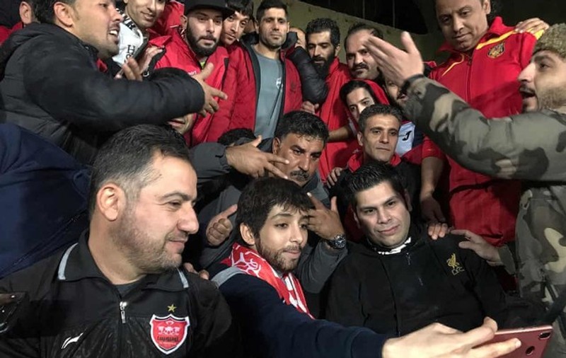 O femeie din Iran s-a deghizat în bărbat pentru a putea urmări un meci de fotbal pe stadion | FOTO