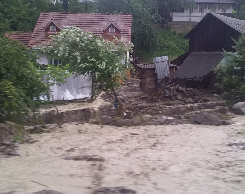 Zeci de gospodării, patru case și un drum național au fost inundate în Slănic Moldova din cauza unor viituri/ FOTO
