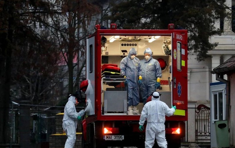 Patru membri ai unei familii au fost infectați cu COVID-19. Doi copii, neinfectați, au fost duși la un centru DGASPC