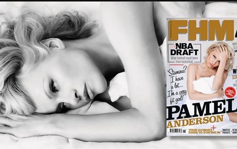 Pamela Anderson, cea mai în vârstă vedetă pe coperta FHM! Uite cât de sexy e!