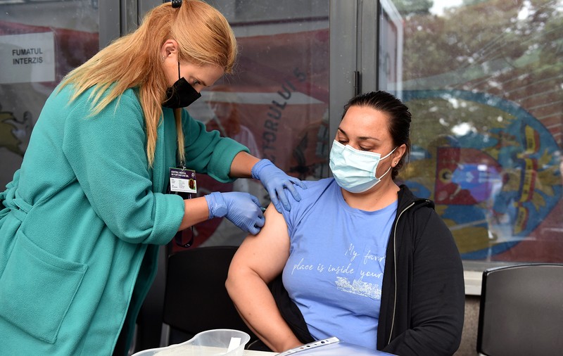 Cu două treimi de populaţie nevaccinată, România dă liber la doza 3. Cât de necesară şi etică este o astfel de măsură